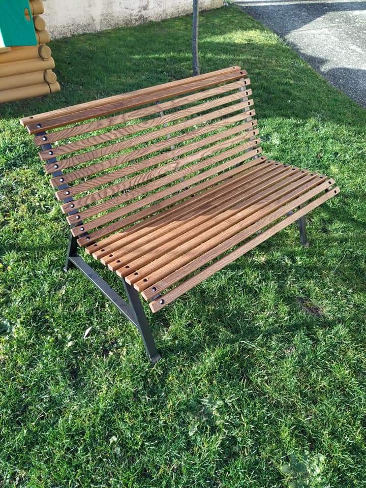Rénovation entière pour ce banc exterieur. Piètement métallique et lattage refait en chêne, finition lasure noyer.