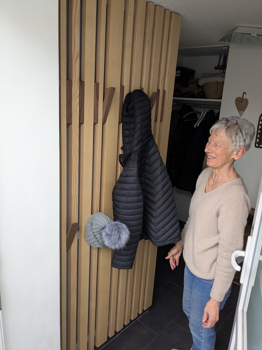 Claustra décoratif avec porte manteau intégré, frêne et noyer noir massif, huilé
