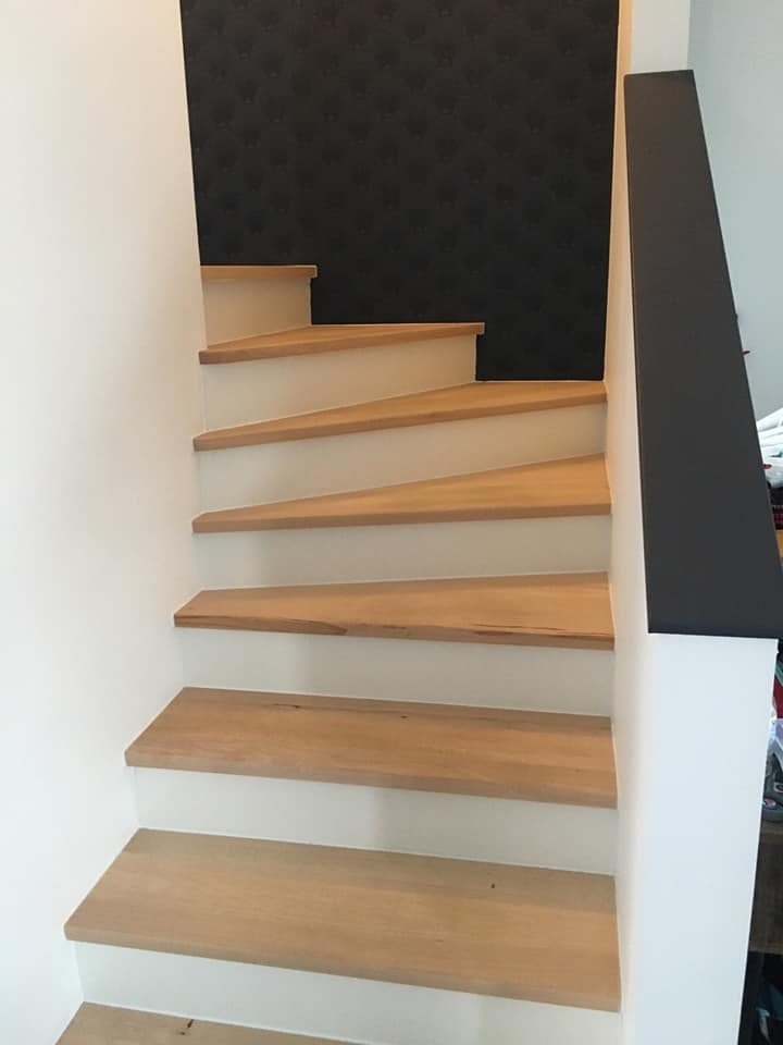 Habillage marches d'escalier en bois massif de hêtre, finition Rubio Invisible Protector effet bois brut.