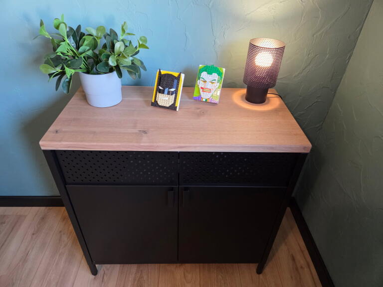 Plan de travail en noyer US massif pour meuble métal, vernis transparent mat