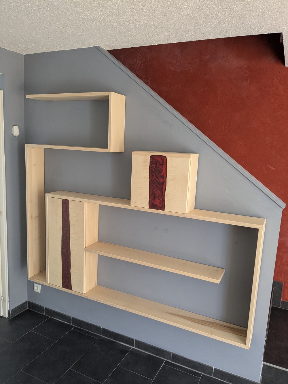 Etagère fixation invisible en érable massif et résine époxy rouge carbone, huilé