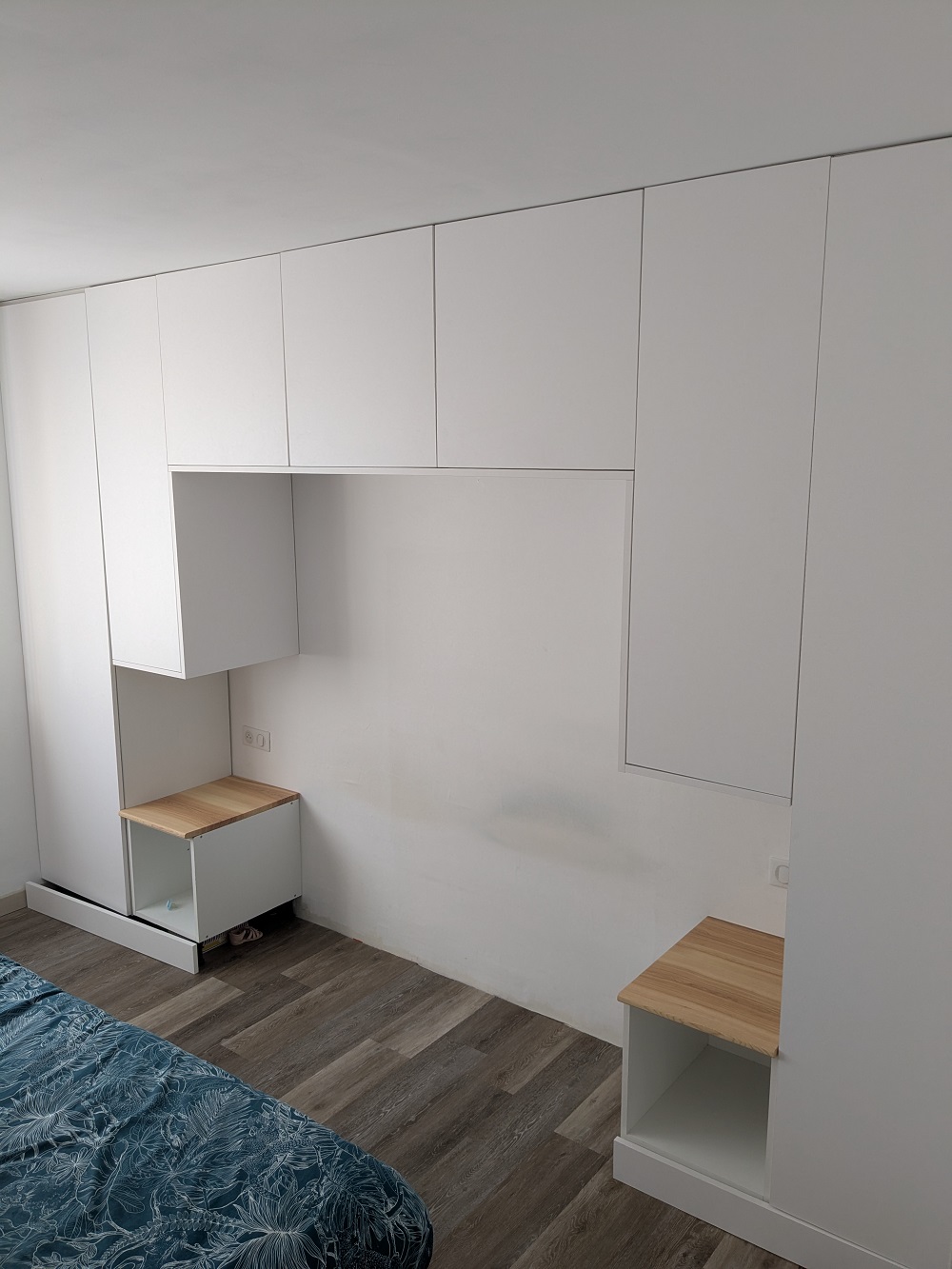 Aménagement d'une chambre en mélaminé blanc, tablettes de chevet en frêne huilé