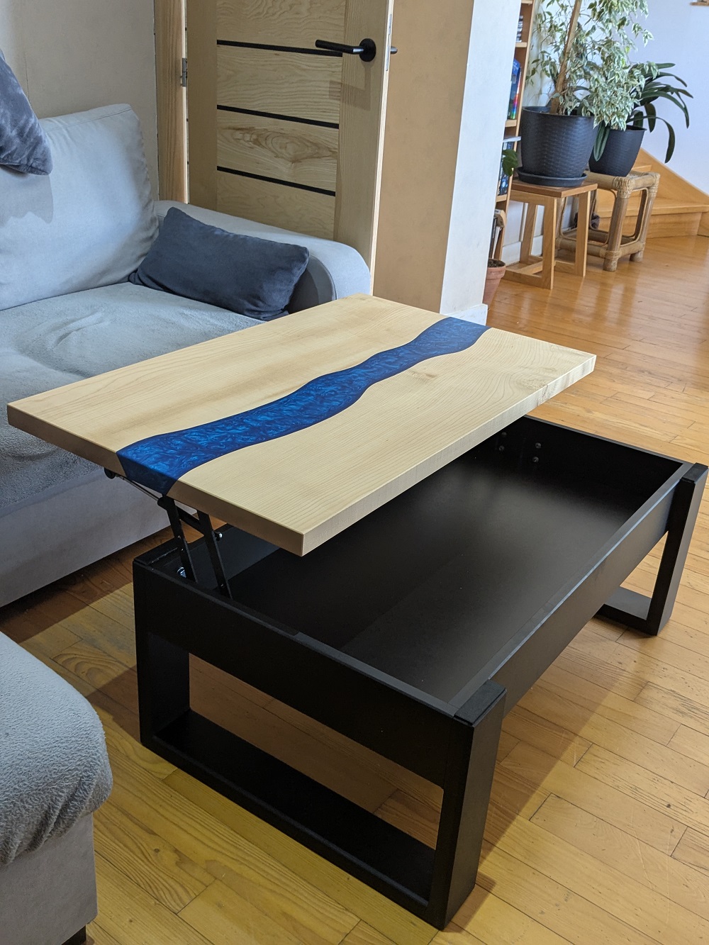 Table basse avec plateau relevable, valchromat noir, érable massif et résine époxy Blue Sky métallique, huilé